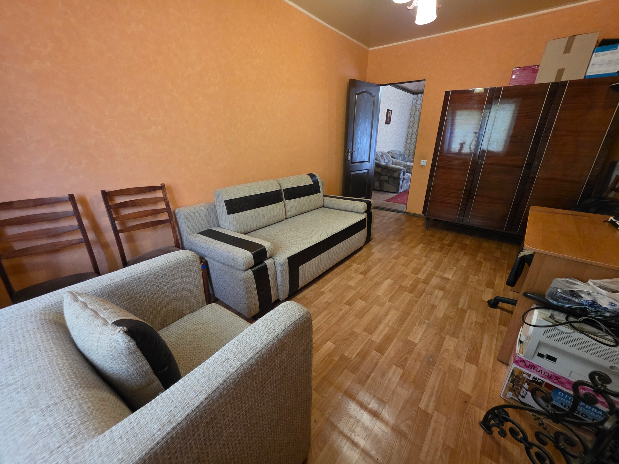 3х комн кварт 56м2 пер. Фрунзенский (район гост. Дружба), г. Луганск Продам 3х комн квартиру на земле 56м2 пер. Фрунзенский (район гост. Дружба), г. Луганск. Свежий ремонт. 3 - комнаты. Кухня. Удобства в доме. Отопление двухконтурный котел. Окна м/п с коваными декоративными решетками. Внимание! Сливная яма бе...