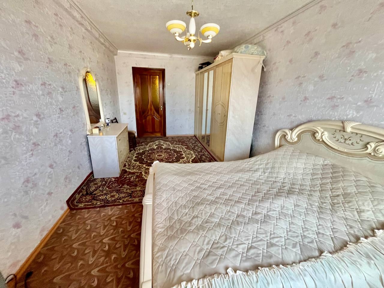 Продам 👍3-кк с АВТОНОМНЫМ отоплением на кВ. Ватутина . 4 ЭТАЖ 👍9-го дома. Общая площадь квартиры 67 м2 . Комнаты изолированы, санузел совмещен, 2 балкона застеклены. Во всей квартире окна м/п , дубовая столярка, электрика медная, разводка эко пластик. Квартира в отличном состоянии заходи и живи. Вся мебель ос...