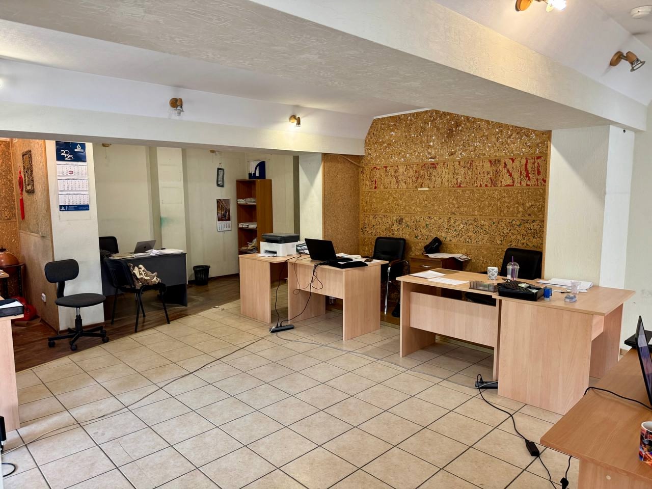 Продаётся коммерческое помещение площадью 130 квадратных метров, расположенное в оживленном районе города. Высокий пешеходный трафик! Удобная планировка: Просторное помещение, отличное подойдет под офис, салон красоты и пр. ✅Агентство недвижимости «Правовой дом». Полное юридическое сопровождение сделки с недв...