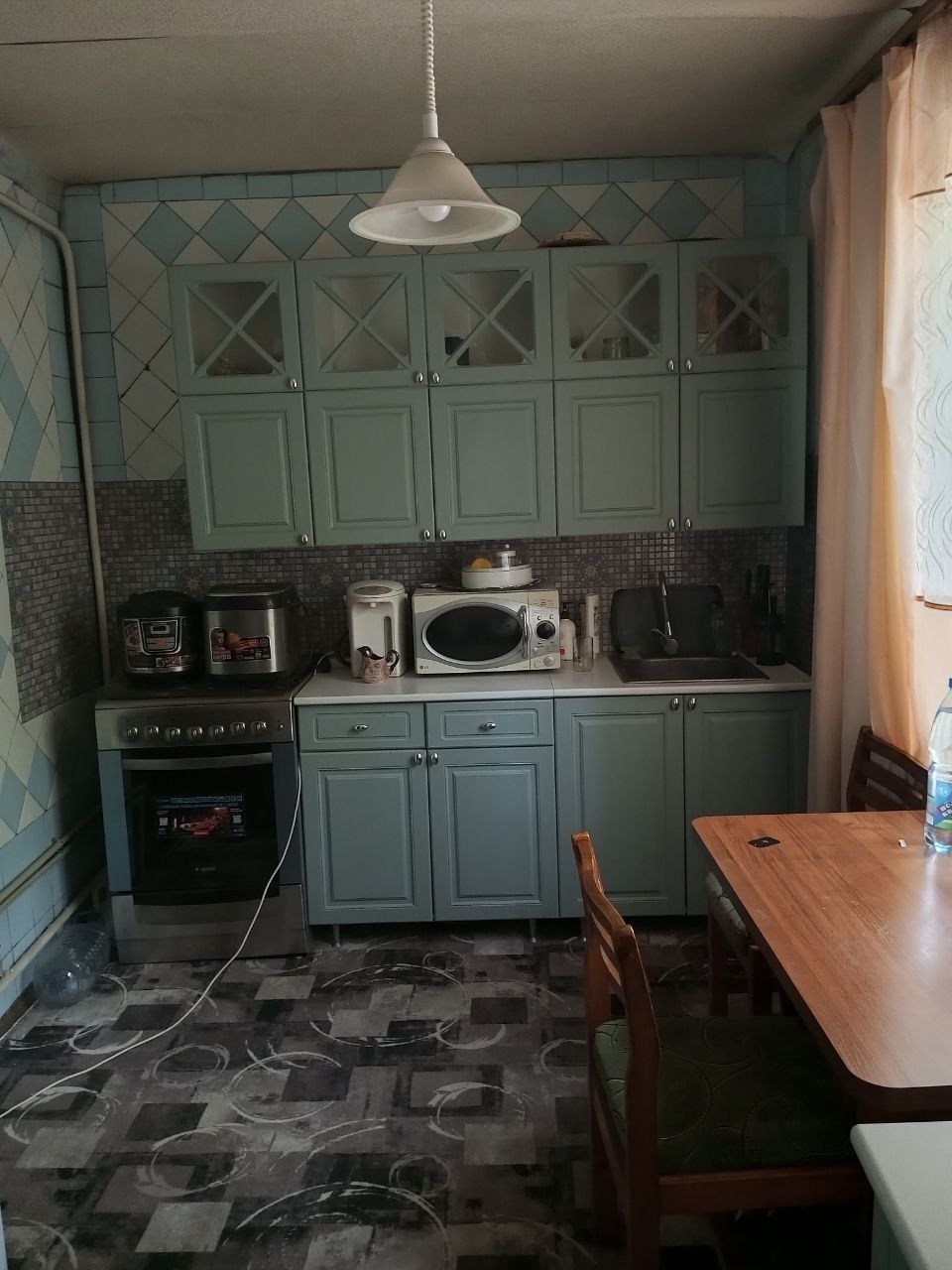пгт Белое, р-он ДК 10 км от Луганска, 2-эт. кирпичный дом, общ. пл. 138 кв.м, жилая 85,2 кв.м, 5 жилых комнат, кухня 8,5 кв.м, есть лоджия. 1-й этаж: большая комната, кухня, ванная, туалет, топочная. 2-й этаж: 4 жилых комнаты. Отопление - твердотопливный котел. Окна пластик. Заезд для 4х авто. Гараж, летние к...