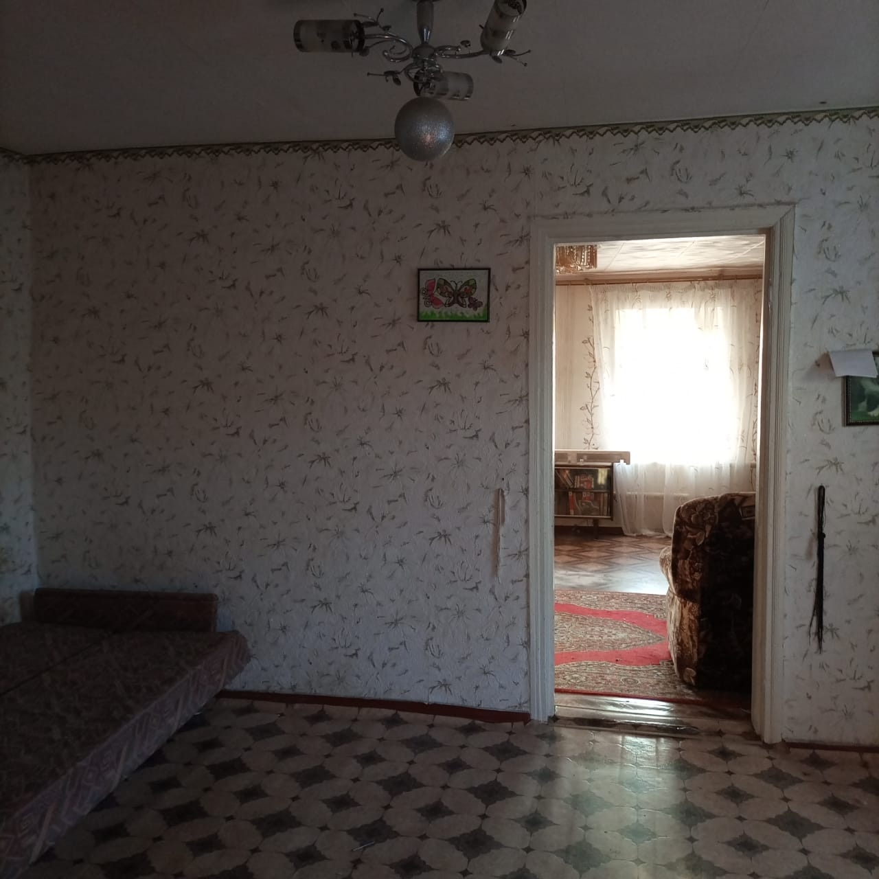 Продается дом от собственника. 1млн руб, 80кв.м, 25 сот земли. П Петровка, 7км от Алчевска, новая дорога, ходит автобус. Гараж, флигель, скважина. Дом жилой, с газом и отоплением, 4 комнаты и кухня. Все вопросы по телефону +79591797105...