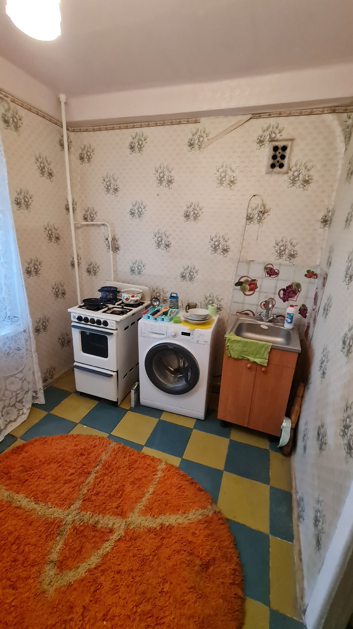 Продам 1-но комнатную квартиру в районе Кристалла. 3/9,не угловая,очень теплая квартира. ОП-31/6.Лифт работает.Есть парковка. Цена 1,6 млн.руб. +79591245605 /МАХ/