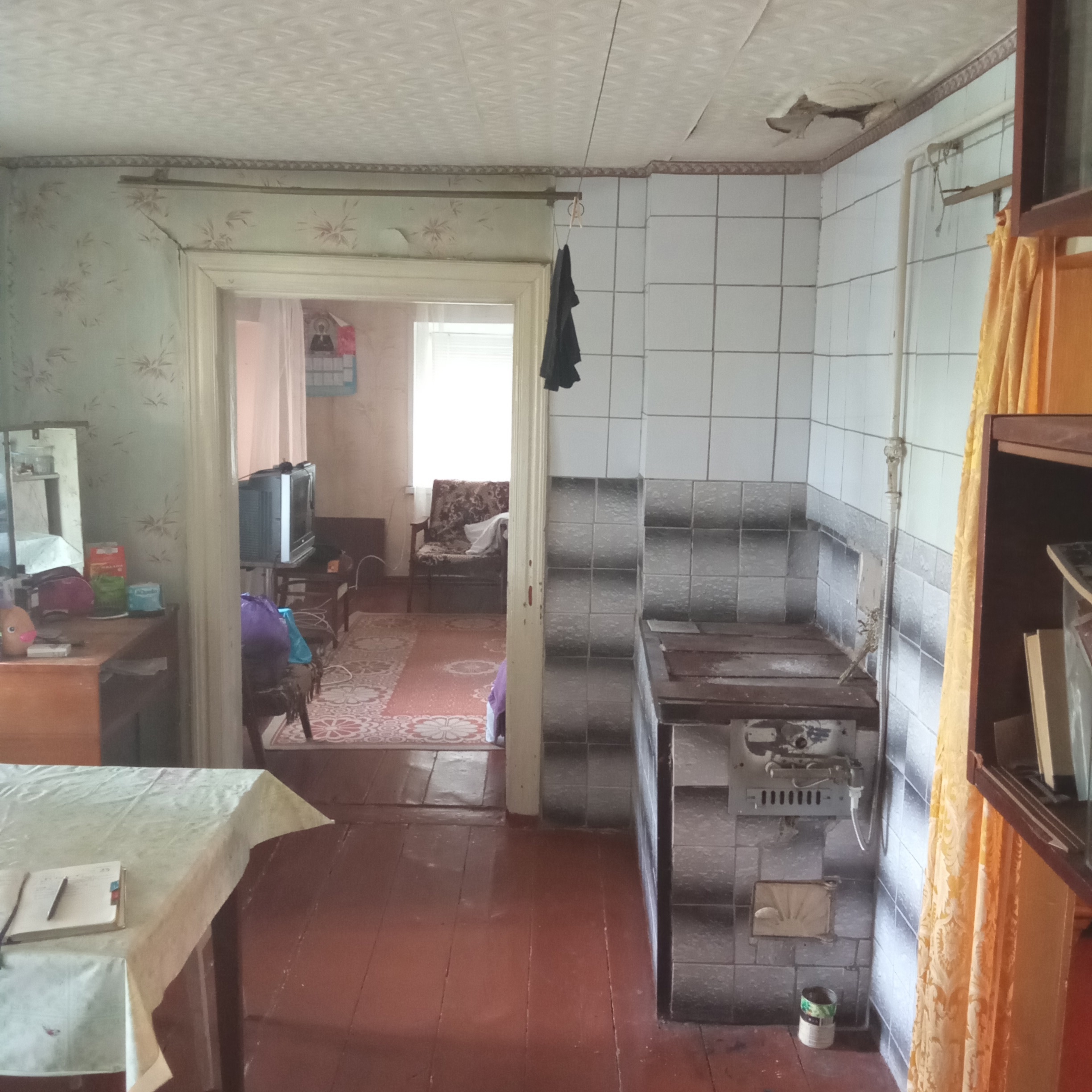 Продаются 2 жилых дома на одном участке в Луганске (ул. 22-линия, Ленинский район) 📏 Участок: 10 соток (приватизирован) 🏠 Дом №1 Площадь: 84 м² Потолки: 2,1 м Планировка: 3 комнаты Отопление — форсунка Бойлер, горячая вода Септик 🏠 Дом №2 Площадь: 63 м² Потолки: 2,1 м Планировка: 4 комнаты Материал — мергель,...