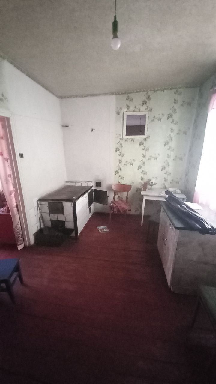 Продам дом в п.г.т Юрьевка Лутугинский район 61,6 кв. м. В доме 3 жилые комнаты,кухня, две прихожие,две кладовки. Есть летняя кухня, погреб ,сарай, гараж,колодец, неподалёку течёт ручей. ограждение.Свой сад: яблони, груши .Трасса 300 м. от дома, рядом магазины. ✅ Цена 800 000₽ ☎ +79592952103 Николай....